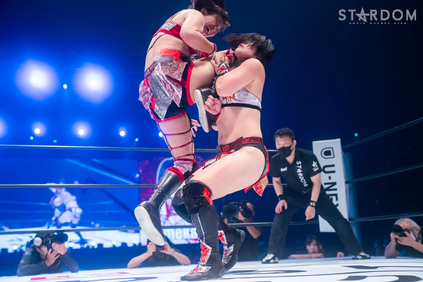 Himeka performing a jumping knee on Maika
