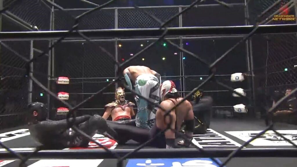An image of Dragon Kid bowing to Ultimo Dragon